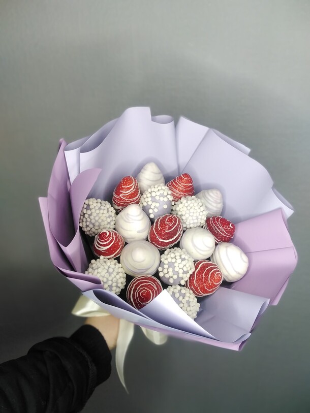 Клубника свежая в настоящем бельгийском шоколаде, артикул F1240870 - 2790 рублей, доставка по городу. Flawery - доставка цветов