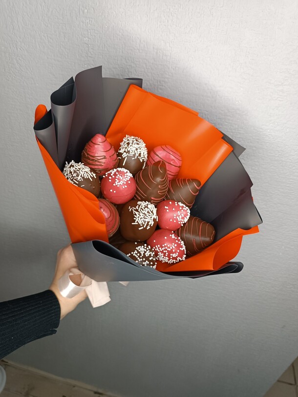 Классика в красном, артикул F1264016 - 2600 рублей, доставка по городу. Flawery - доставка цветов