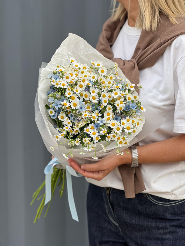 Нежный  полевой букет с ромашками и незабудками, артикул F1213234 - 5810 рублей, доставка по городу. Flawery - доставка цветов