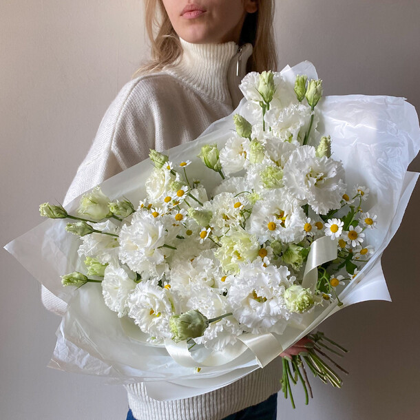 Воздушный букет из нежной эустомы и ромашки (м), артикул F1265530 - 8528 рублей, доставка по городу. Flawery - доставка цветов
