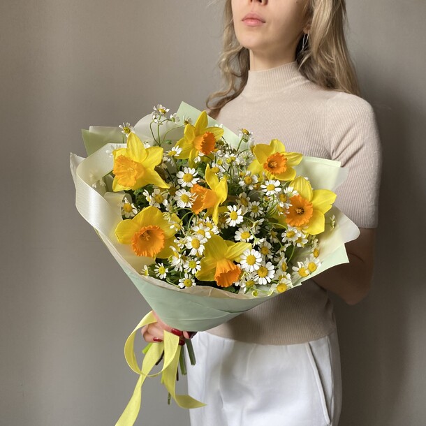 Солнечный букет с нарциссами и ромашками, артикул F1267928 - 3845 рублей, доставка по городу. Flawery - доставка цветов