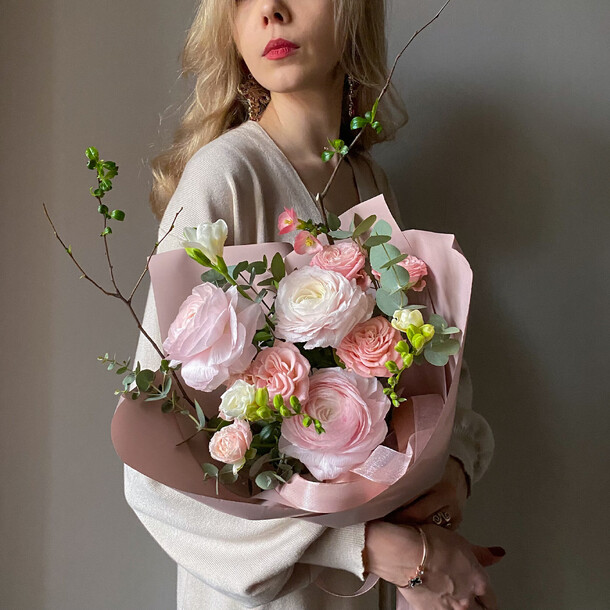 Изящный букет с ранункулюсами, артикул F1276053 - 6959 рублей, доставка по городу. Flawery - доставка цветов