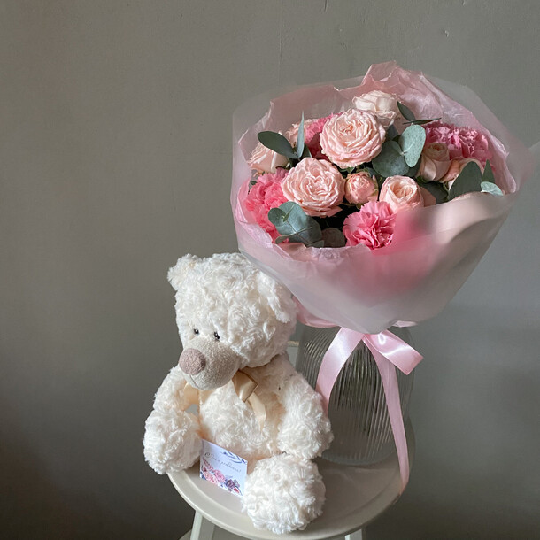 Набор: нежный букет и плюшевый мишка, артикул F1303929 - 7490 рублей, доставка по городу. Flawery - доставка цветов