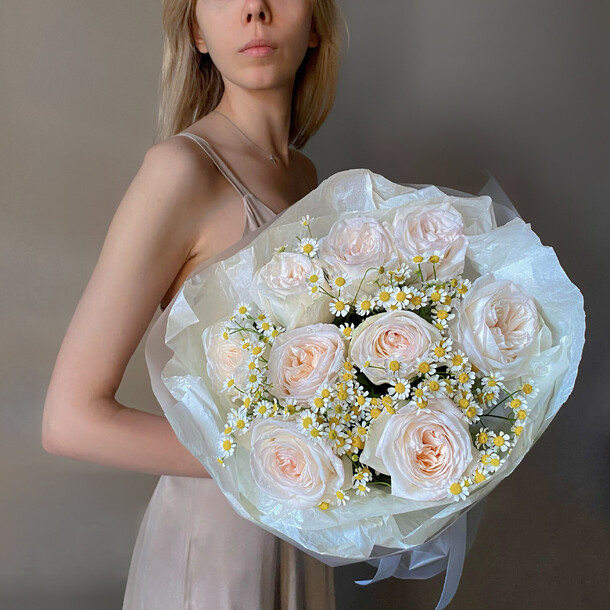 Букет с ароматными пионовидными розами и кустовыми ромашками. Veresk 228, артикул F1321074 - 6890 рублей, доставка по городу. Flawery - доставка цветов