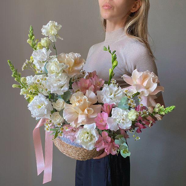 Пышная корзина с французскими розами. Veresk 229, артикул F1321108 - 11664 рублей, доставка по городу. Flawery - доставка цветов