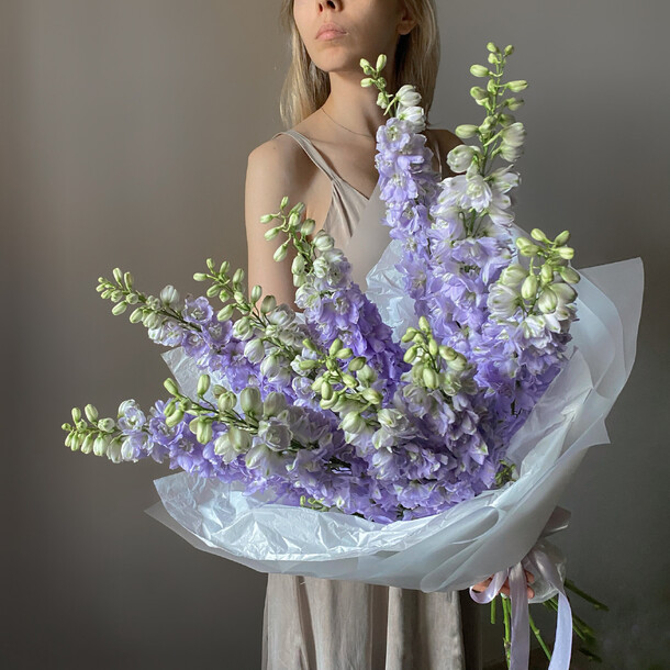 Воздушный букет дельфиниума, артикул F1322413 - 12475 рублей, доставка по городу. Flawery - доставка цветов