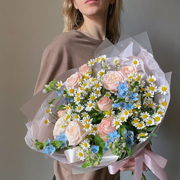 Нежный букет с розами, незабудками и ромашками.Veresk 136, артикул F1322767 - 7450 рублей, доставка по городу. Flawery - доставка цветов