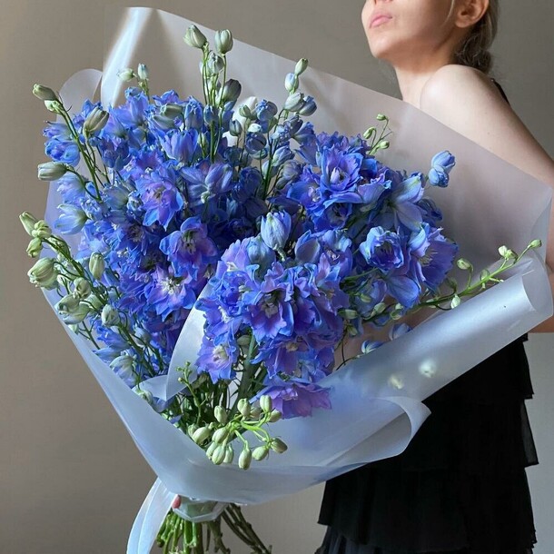 Букет из элегантных дельфиниумов, артикул F1322969 - 17950 рублей, доставка по городу. Flawery - доставка цветов