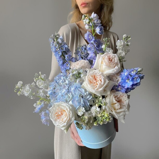 Цветочная композиция в коробке с лазурным дельфиниумом и пионовидной розой, артикул F1334915 - 16148 рублей, доставка по городу. Flawery - доставка цветов