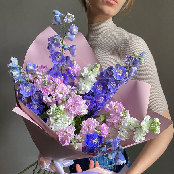 Нежный букет, голубой дельфиниум и ароматная маттиола, артикул F1437806 - 6832 рублей, доставка по городу. Flawery - доставка цветов