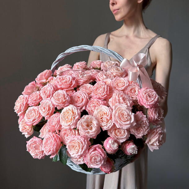 Корзина с кустовыми пионовидными розами, артикул F1446373 - 24780 рублей, доставка по городу. Flawery - доставка цветов