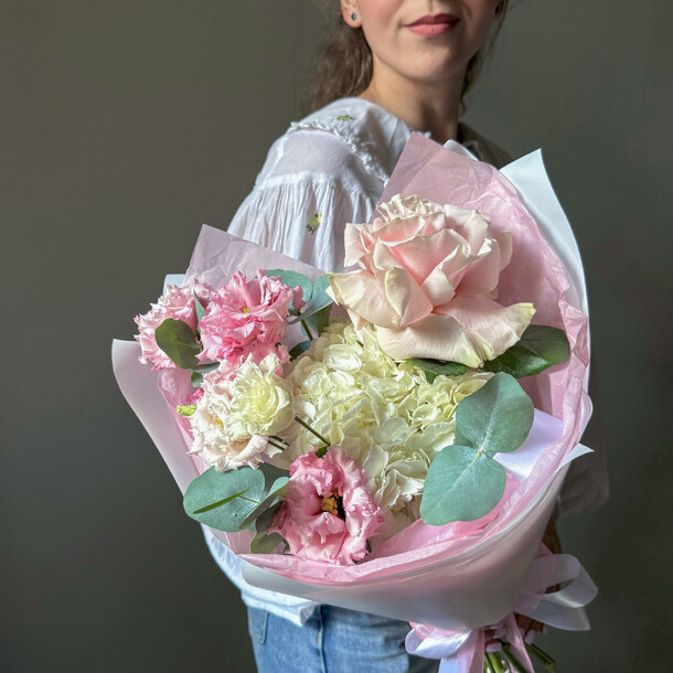 Букет с французской розой, эустомой и гортензией. Veresk 488, артикул F1447344 - 3980 рублей, доставка по городу. Flawery - доставка цветов