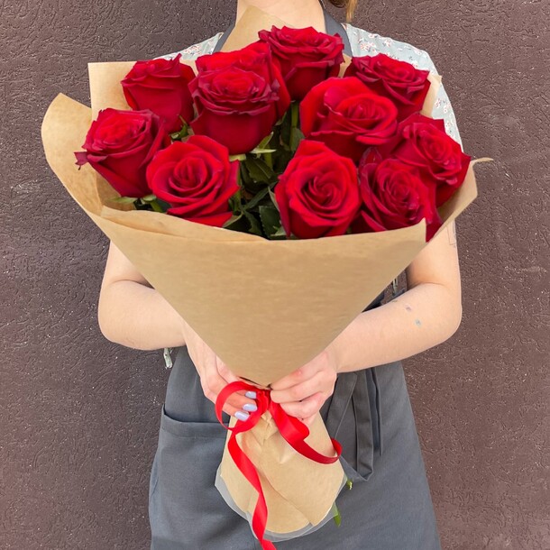 Букет из 11 премиальных красных роз🌹, артикул F1218662 - 5100 рублей, доставка по городу. Flawery - доставка цветов