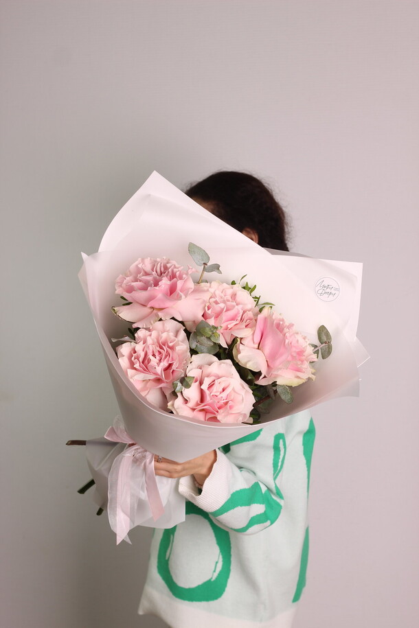 Букет из 5 французских роз 🌸, артикул F1219334 - 3750 рублей, доставка по городу. Flawery - доставка цветов