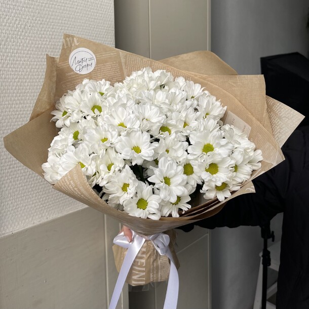 Букет из хризантемы ромашки, артикул F1285624 - 3750 рублей, доставка по городу. Flawery - доставка цветов