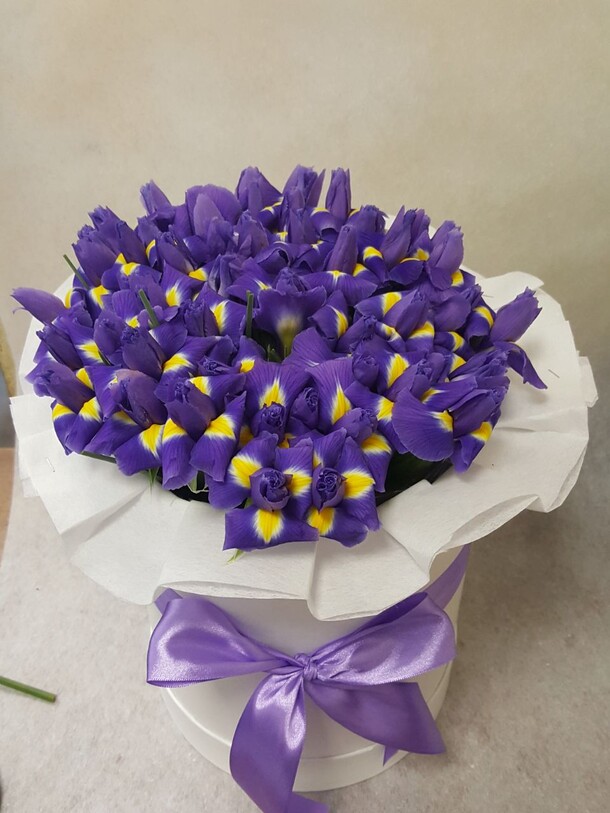 Коробка с ирисами, артикул F10026 - 9742 рублей, доставка по городу. Flawery - доставка цветов