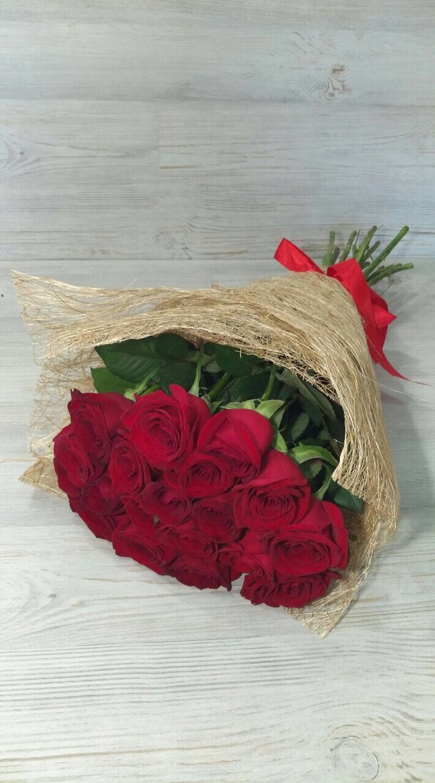 Букет из красных роз, артикул F10027 - 4187 рублей, доставка по городу. Flawery - доставка цветов