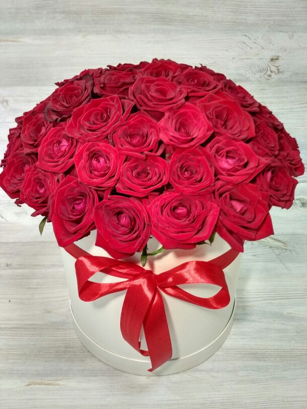 51 красные розы в шляпной коробке, артикул F10290 - 9999 рублей, доставка по городу. Flawery - доставка цветов