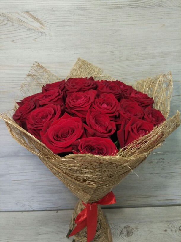 Букет из красных роз, артикул F10302 - 5313 рублей, доставка по городу. Flawery - доставка цветов