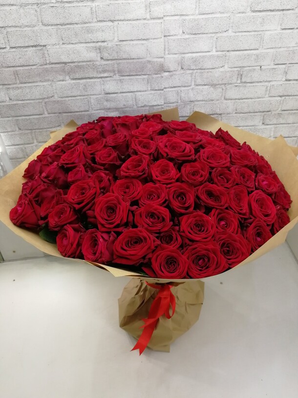 Букет из красных роз, артикул F10326 - 17999 рублей, доставка по городу. Flawery - доставка цветов