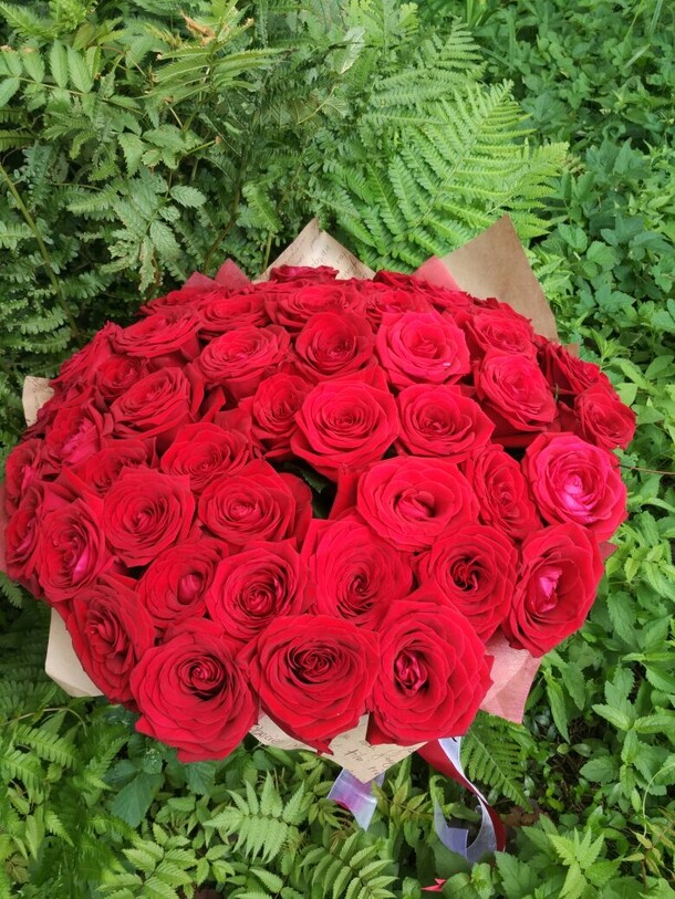 51 красная роза, артикул F10436 - 6999 рублей, доставка по городу. Flawery - доставка цветов