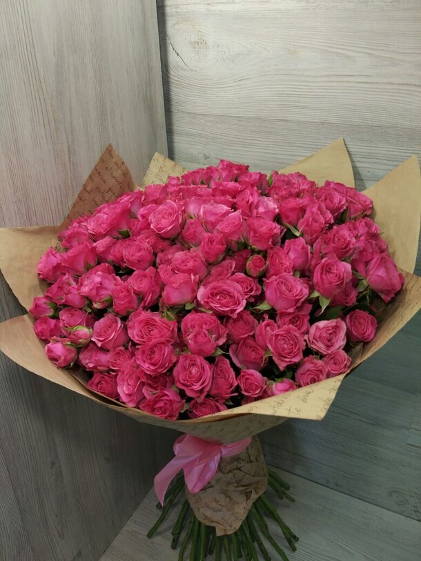 Малиновые кустовые розы, артикул F10459 - 13309 рублей, доставка по городу. Flawery - доставка цветов