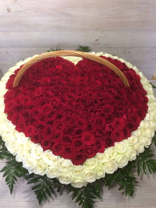 Корзина в форме сердце, артикул F10584 - 84699 рублей, доставка по городу. Flawery - доставка цветов