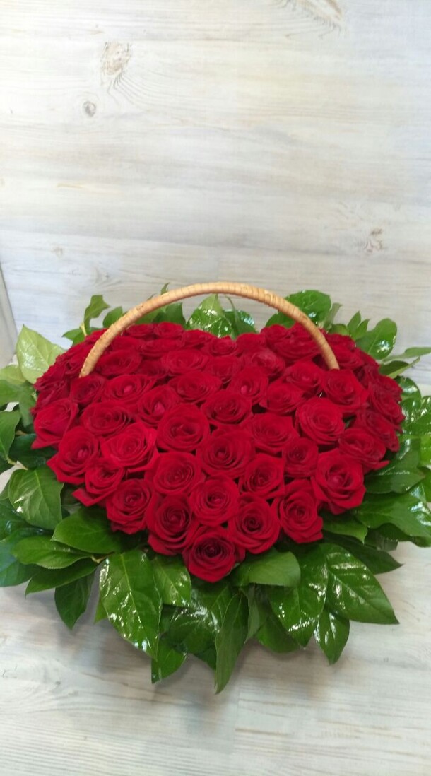 Корзина в форме сердце, артикул F10680 - 14999 рублей, доставка по городу. Flawery - доставка цветов