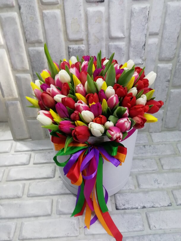 Тюльпаны в шляпной коробке, артикул F107575 - 47073 рублей, доставка по городу. Flawery - доставка цветов