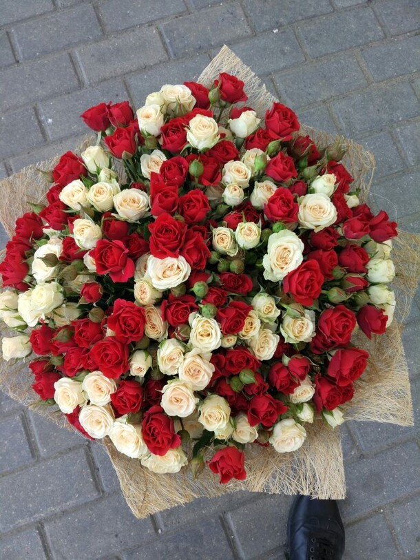 39 микс кустовых роз, артикул F10779 - 17302 рублей, доставка по городу. Flawery - доставка цветов