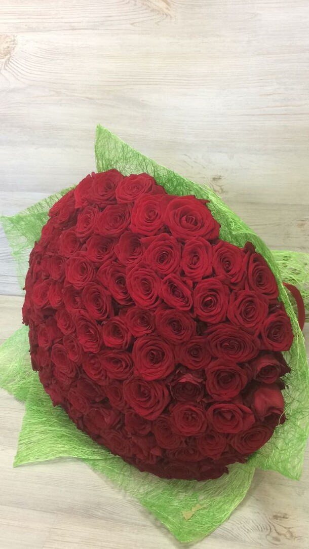 Охапка роз, артикул F10955 - 38235 рублей, доставка по городу. Flawery - доставка цветов