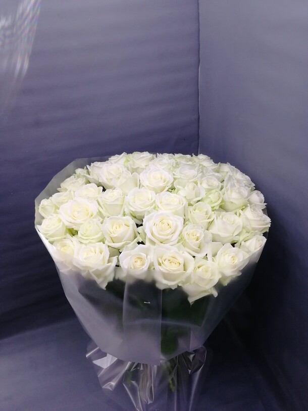 Букет из белых 51 роз, артикул F1139037 - 6999 рублей, доставка по городу. Flawery - доставка цветов