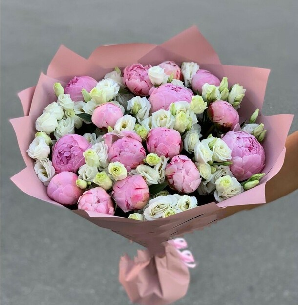 Пионы с эустомой, артикул F1142358 - 22675 рублей, доставка по городу. Flawery - доставка цветов