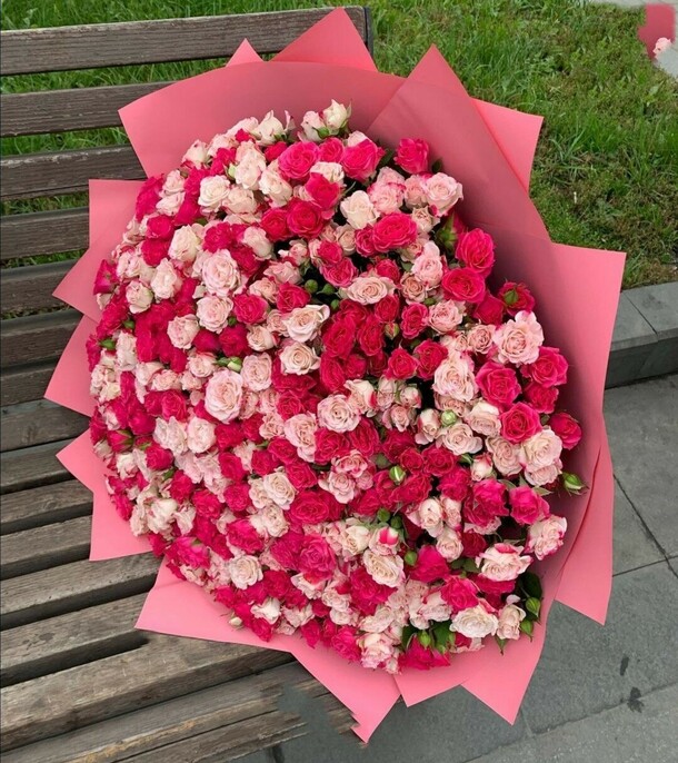 Букет из кустовых роз, артикул F1142360 - 37399 рублей, доставка по городу. Flawery - доставка цветов