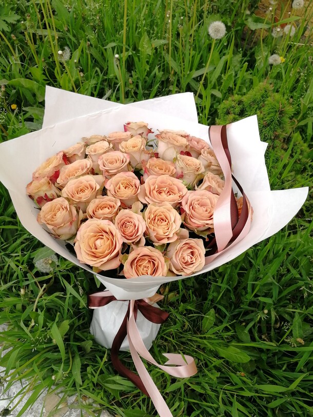 Роза капучино, артикул F1143500 - 13640 рублей, доставка по городу. Flawery - доставка цветов