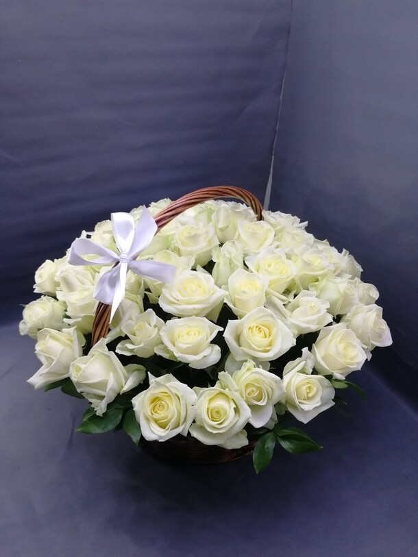 Белые розы в корзине, артикул F1151408 - 14035 рублей, доставка по городу. Flawery - доставка цветов