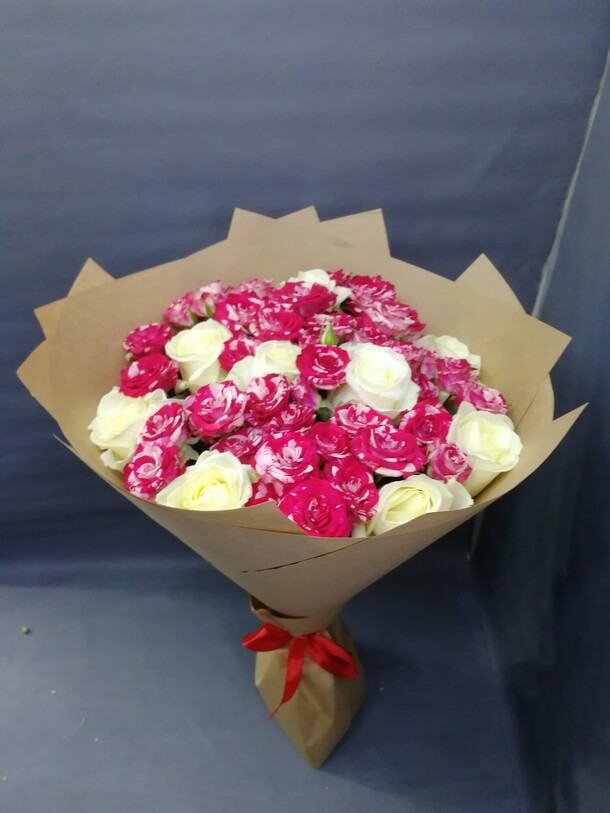 Букет из кустовых роз, артикул F1155233 - 7015 рублей, доставка по городу. Flawery - доставка цветов