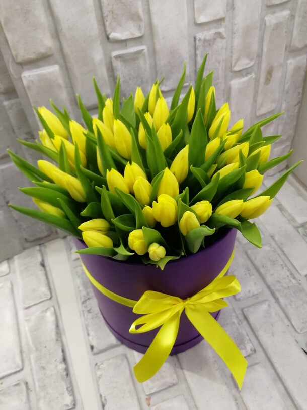 Тюльпаны в коробке, артикул F1155248 - 13640 рублей, доставка по городу. Flawery - доставка цветов