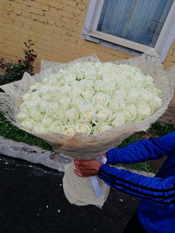 101 белая роза, артикул F1155250 - 26619 рублей, доставка по городу. Flawery - доставка цветов