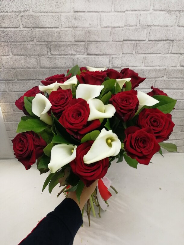 Калла с розами, артикул F1155261 - 18154 рублей, доставка по городу. Flawery - доставка цветов