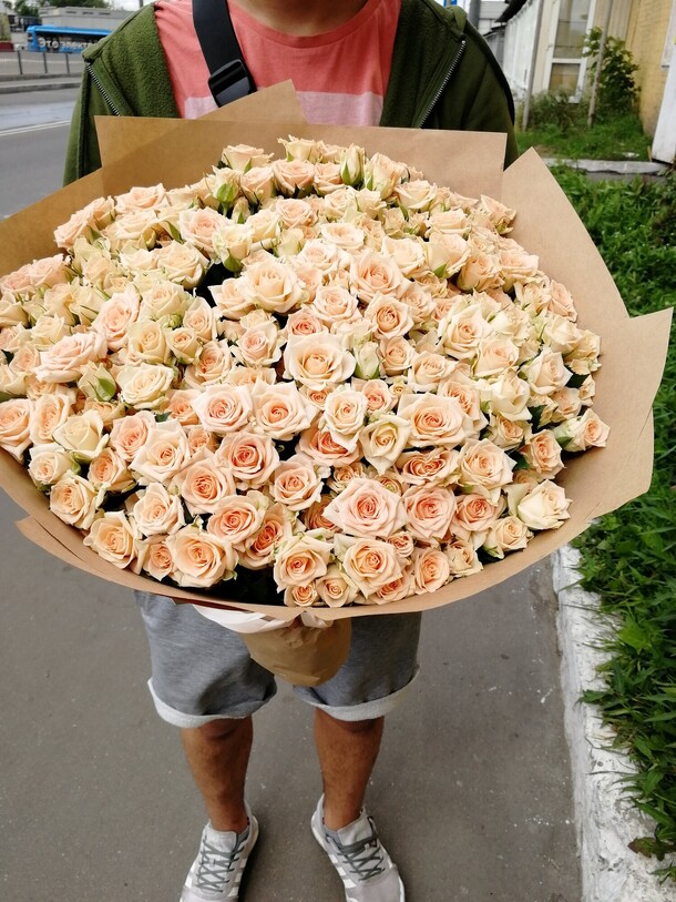 Кустовая роза, артикул F1155264 - 17999 рублей, доставка по городу. Flawery - доставка цветов