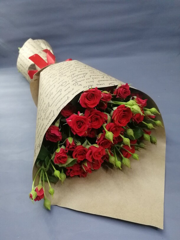 Букет из кустовых роз, артикул F1155276 - 4391 рублей, доставка по городу. Flawery - доставка цветов