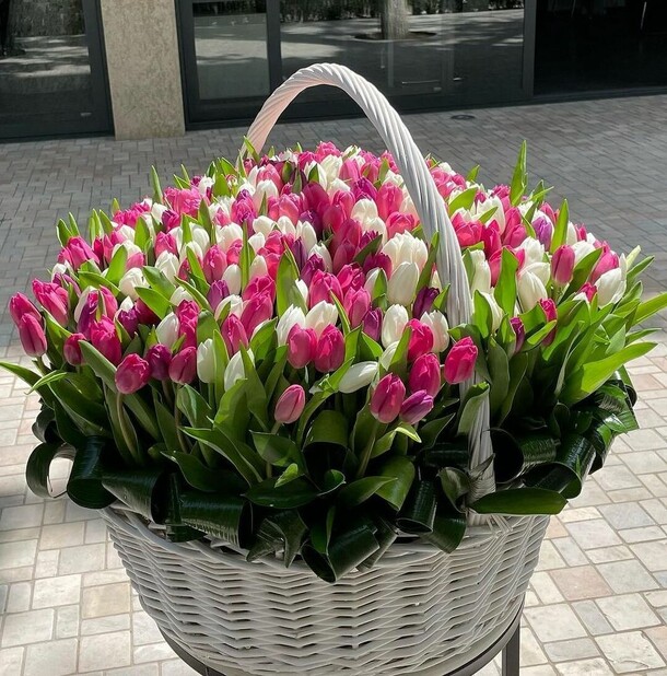 Тюльпаны в корзине, артикул F1157054 - 117689 рублей, доставка по городу. Flawery - доставка цветов
