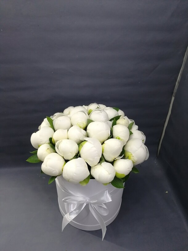 Белые пионы в коробке, артикул F1160264 - 38598 рублей, доставка по городу. Flawery - доставка цветов