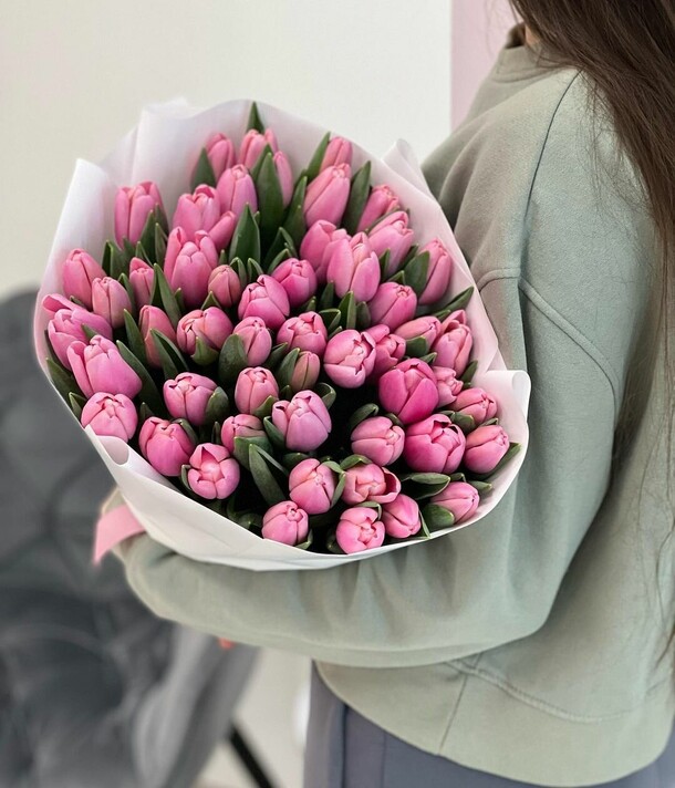 Букет из тюльпаны, артикул F1162811 - 12400 рублей, доставка по городу. Flawery - доставка цветов