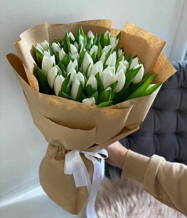 Белые тюльпаны, артикул F1162812 - 13640 рублей, доставка по городу. Flawery - доставка цветов