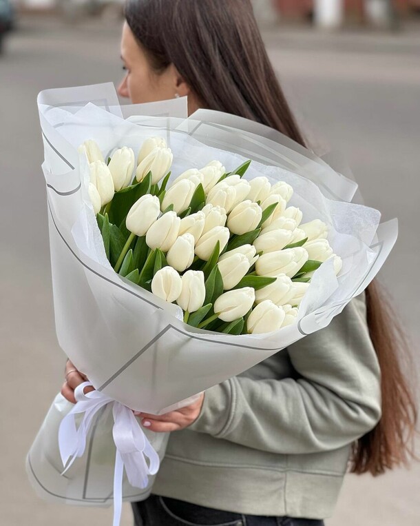 Букет из 45 белых тюльпанов, артикул F1162813 - 12860 рублей, доставка по городу. Flawery - доставка цветов