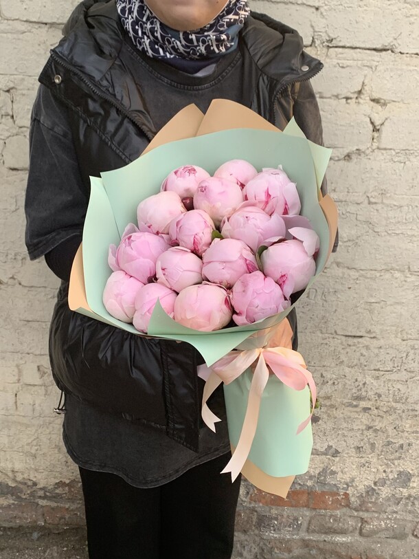 Пионы 15 шт, артикул F1192113 - 16999 рублей, доставка по городу. Flawery - доставка цветов