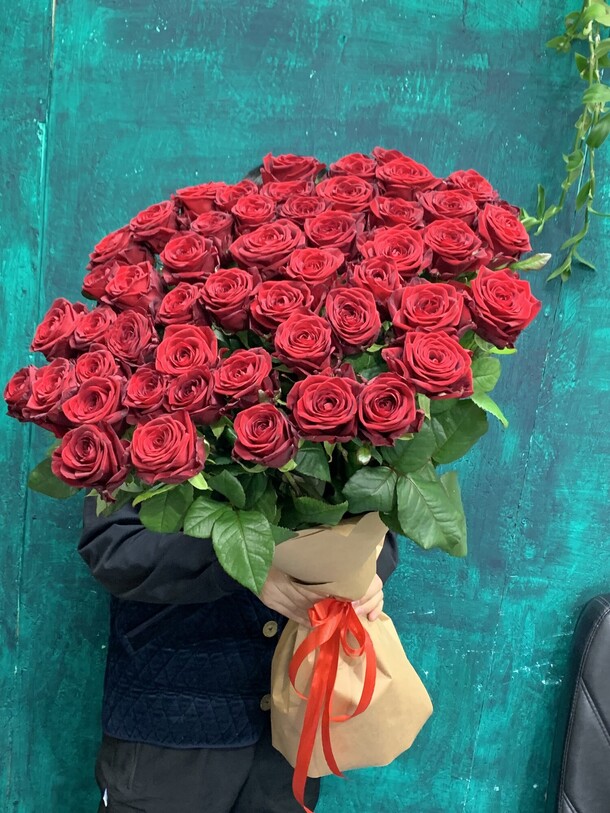 51 красных роз (80см), артикул F1240485 - 13999 рублей, доставка по городу. Flawery - доставка цветов