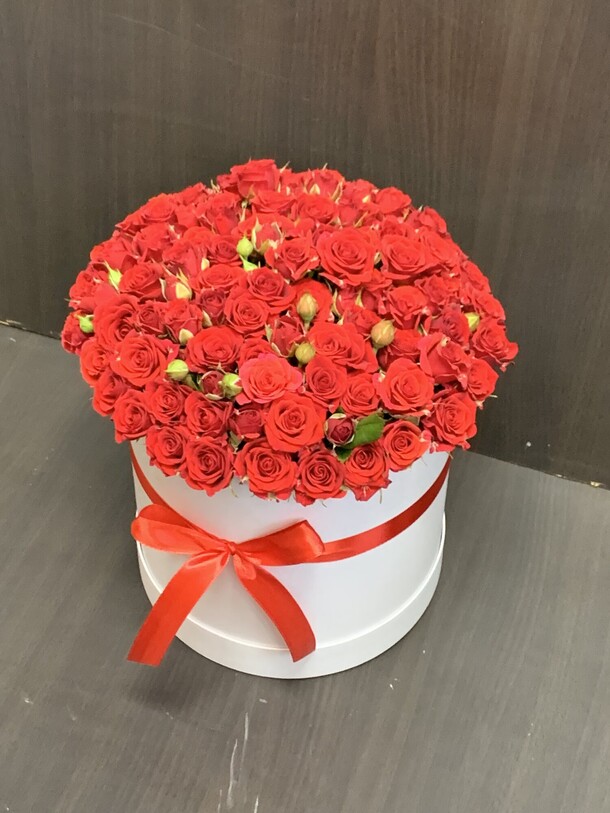 Кустовая роза в коробке, артикул F1272214 - 11712 рублей, доставка по городу. Flawery - доставка цветов